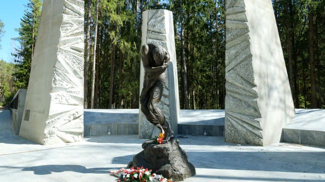 Скульптурная композиция Расстрел в Долине смерти – месте массовых захоронений жителей Смоленщины, ставших жертвами политических репресси