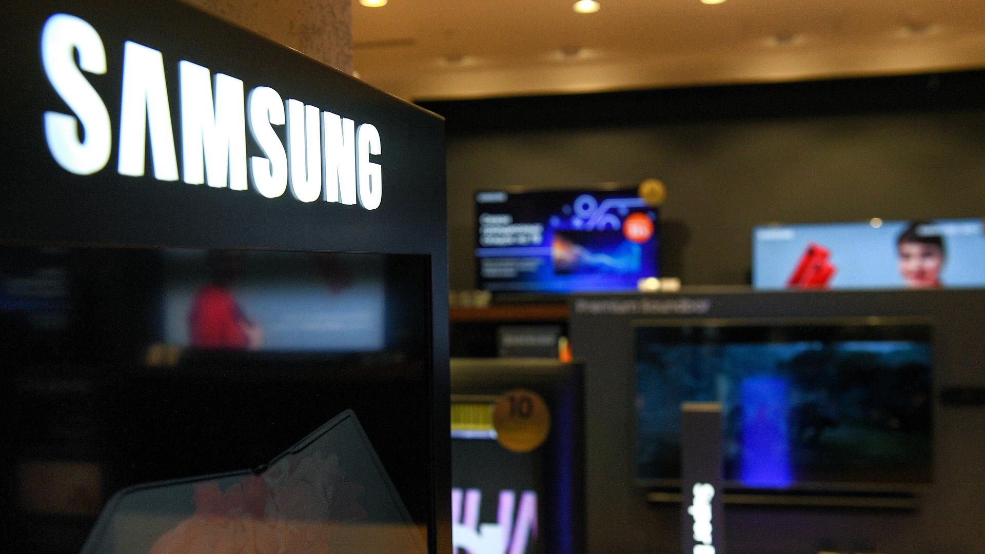 В фирменном салоне Samsung Electronics в Москве В фирменном салоне Samsung Electronics в Москве - РИА Новости, 1920, 16.02.2021