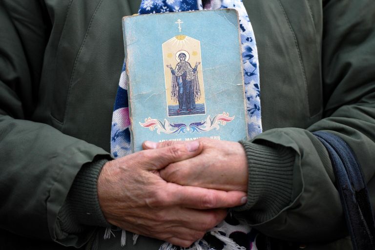 Молитвенник в руках у верующей
