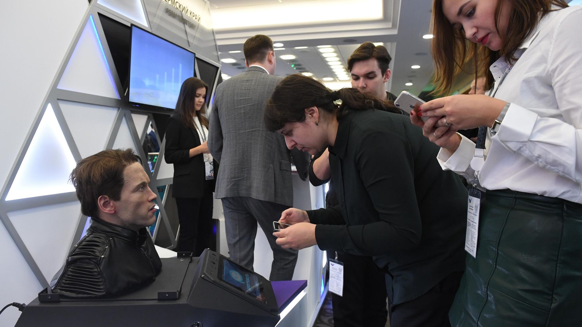 Робот с внешностью Арнольда Шварцнегера, представленный компанией Promobot на выставке форума Сделано в России Робот с внешностью Арнольда Шварцнегера, представленный компанией Promobot на выставке форума Сделано в России - РИА Новости, 1920, 11.09.2020