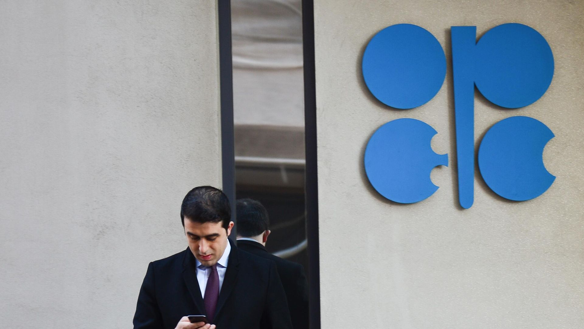 Мужчина у штаб-квартиры Организации стран - экспортеров нефти (ОПЕК) в Вене - РИА Новости, 1920, 28.04.2026