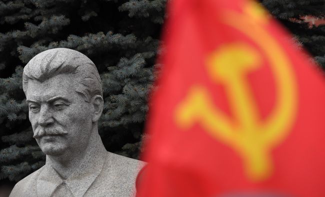 Бюст И. В. Сталина на могиле у Кремлевской стены в Москве