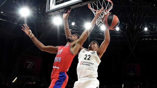 Real Madrid's Cape Verdean centre Walter Tavares (R) challenges CSKA Moscow's US guard Cory Higgins during the EuroLeague semi-final basketball match between CSKA Moscow and Real Madrid at the Fernando Buesa Arena in Vitoria on May 17, 2019. (Photo by LLUIS GENE / AFP)