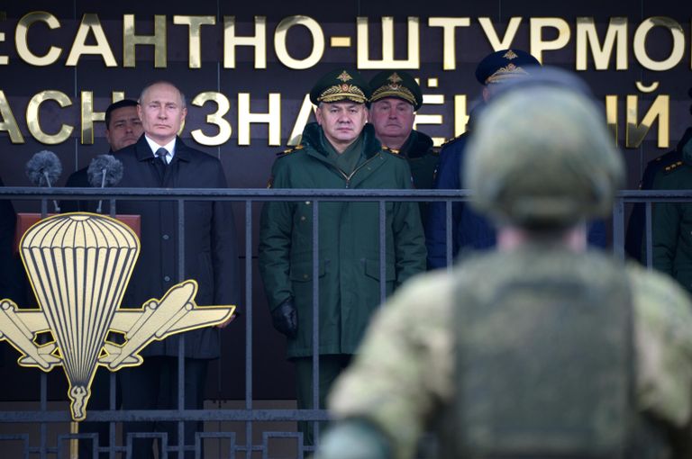 Верховный главнокомандующий, президент РФ Владимир Путин проводит смотр личного состава 104-го гвардейского десантно-штурмового ордена Кутузова Краснознаменного полка 76-й воздушно-десантной дивизии Верховный главнокомандующий, президент РФ Владимир Путин проводит смотр личного состава 104-го гвардейского десантно-штурмового ордена Кутузова Краснознаменного полка 76-й воздушно-десантной дивизии