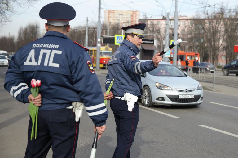 Инспекторы ДПС Краснодара останавливают автомобили, чтобы поздравить женщин-водителей с наступающим праздником 8 Марта Инспекторы ДПС Краснодара останавливают автомобили, чтобы поздравить женщин-водителей с наступающим праздником 8 Марта