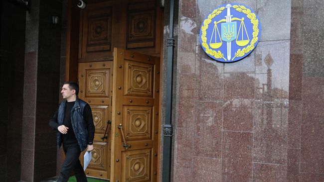 Мужчина выходит из здания генеральной прокуратуры Украины в Киеве Мужчина выходит из здания генеральной прокуратуры Украины в Киеве