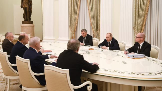 Президент РФ В. Путин провел встречу с руководителями фракций Госдумы РФ Президент РФ В. Путин провел встречу с руководителями фракций Госдумы РФ