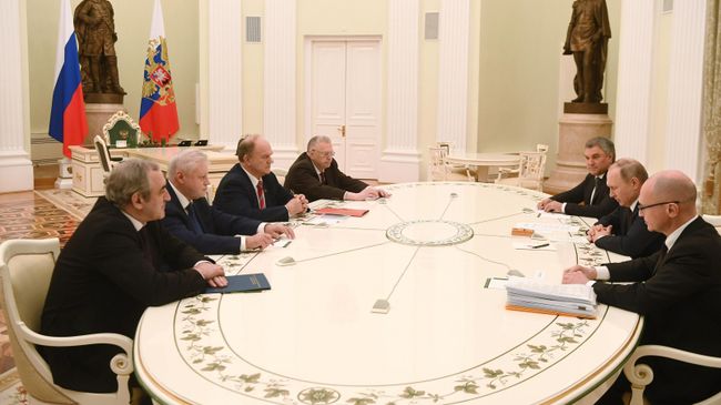Президент РФ В. Путин провел встречу с руководителями фракций Госдумы РФ Президент РФ В. Путин провел встречу с руководителями фракций Госдумы РФ