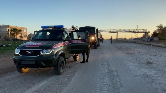 Патруль российской военной полиции в районе освобожденного от боевиков города Саракеб в провинции Идлиб