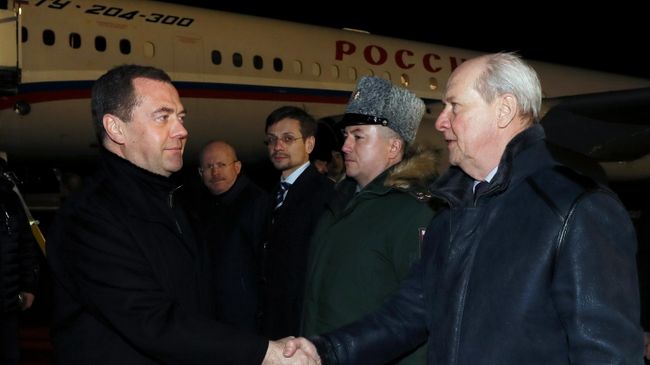 Заместитель председателя Совета безопасности РФ Дмитрий Медведев, прибывший в Казахстан с рабочей поездкой, во время встречи в аэропорту Нур-Султана Заместитель председателя Совета безопасности РФ Дмитрий Медведев, прибывший в Казахстан с рабочей поездкой, во время встречи в аэропорту Нур-Султана