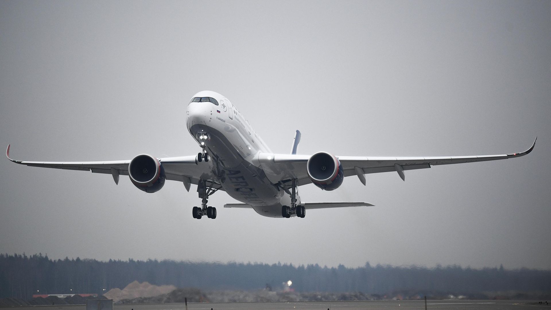 Новый самолет Airbus A350-900 во время взлета Новый самолет Airbus A350-900 во время взлета - РИА Новости, 1920, 07.12.2020