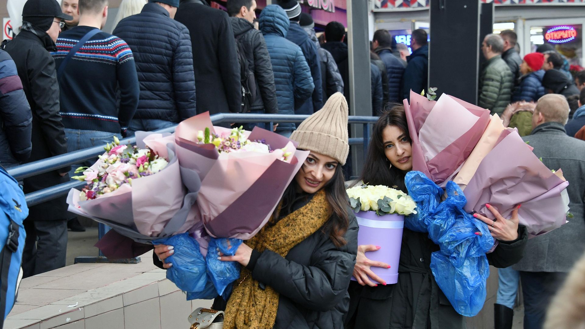 Покупательницы с цветами на Рижском рынке в Москве Покупательницы с цветами на Рижском рынке в Москве - РИА Новости, 1920, 06.03.2020