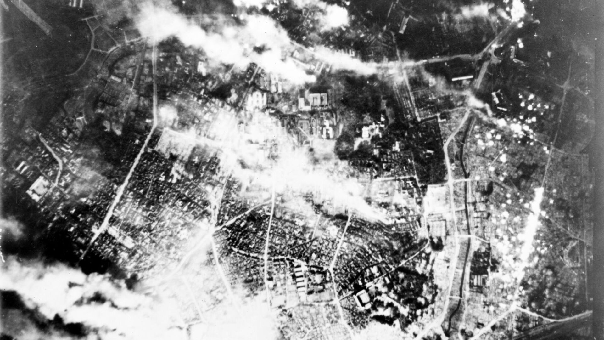 Горящий Токио. 26 мая 1945 года Горящий Токио. 26 мая 1945 года - РИА Новости, 1920, 10.03.2025