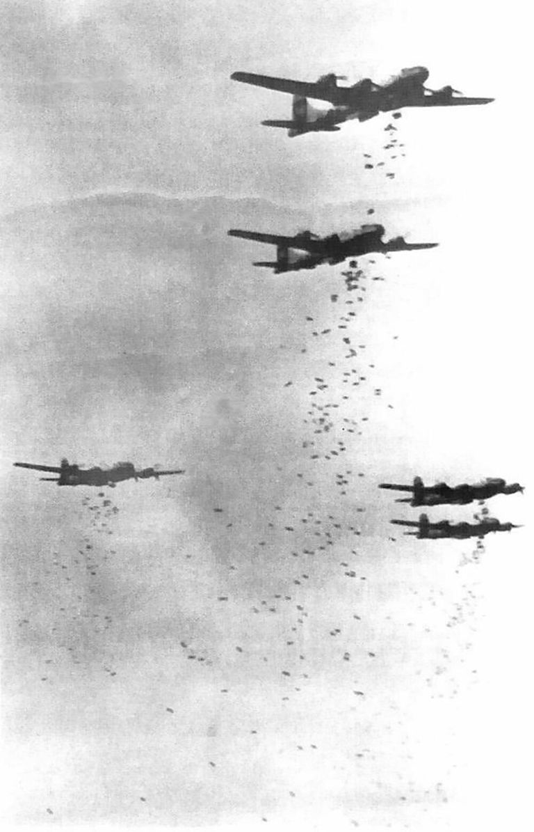 Самолеты Boeing B-29S сбрасывают бомбы на Японию Самолеты Boeing B-29S сбрасывают бомбы на Японию