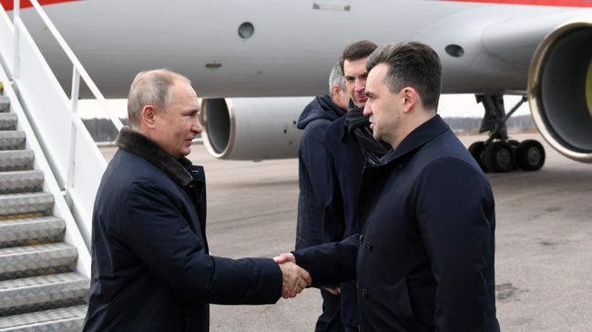 Владимир Путин во время встречи в аэропорту Иваново Владимир Путин во время встречи в аэропорту Иваново
