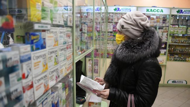 Покупательница в защитной маске в одной из аптек Читы Покупательница в защитной маске в одной из аптек Читы