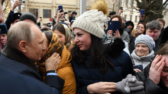 Президент РФ Владимир Путин общается с местными жителями в городе Иваново Президент РФ Владимир Путин общается с местными жителями в городе Иваново