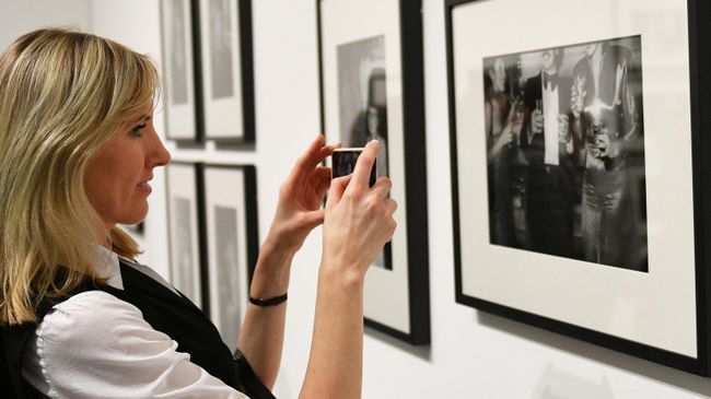 Посетительница на гала-открытии Фотобиеннале-2020 в МАММ