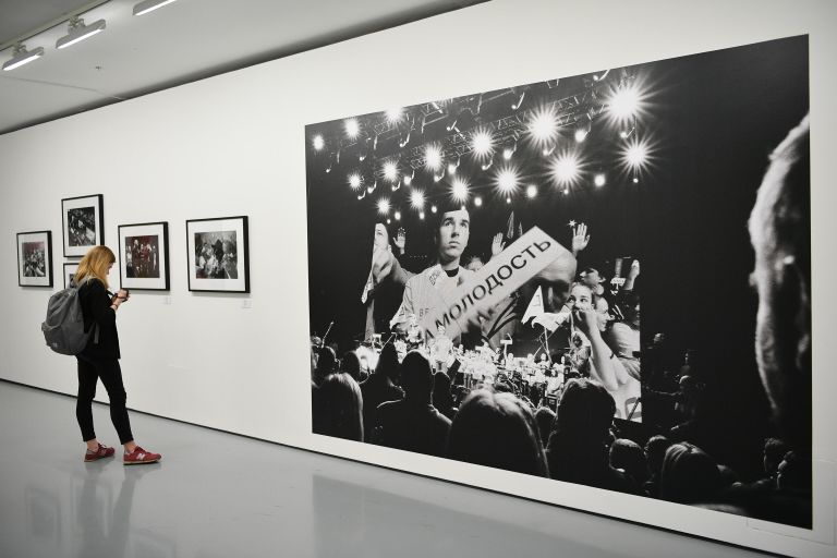 Посетительница на гала-открытии Фотобиеннале-2020 в МАММ