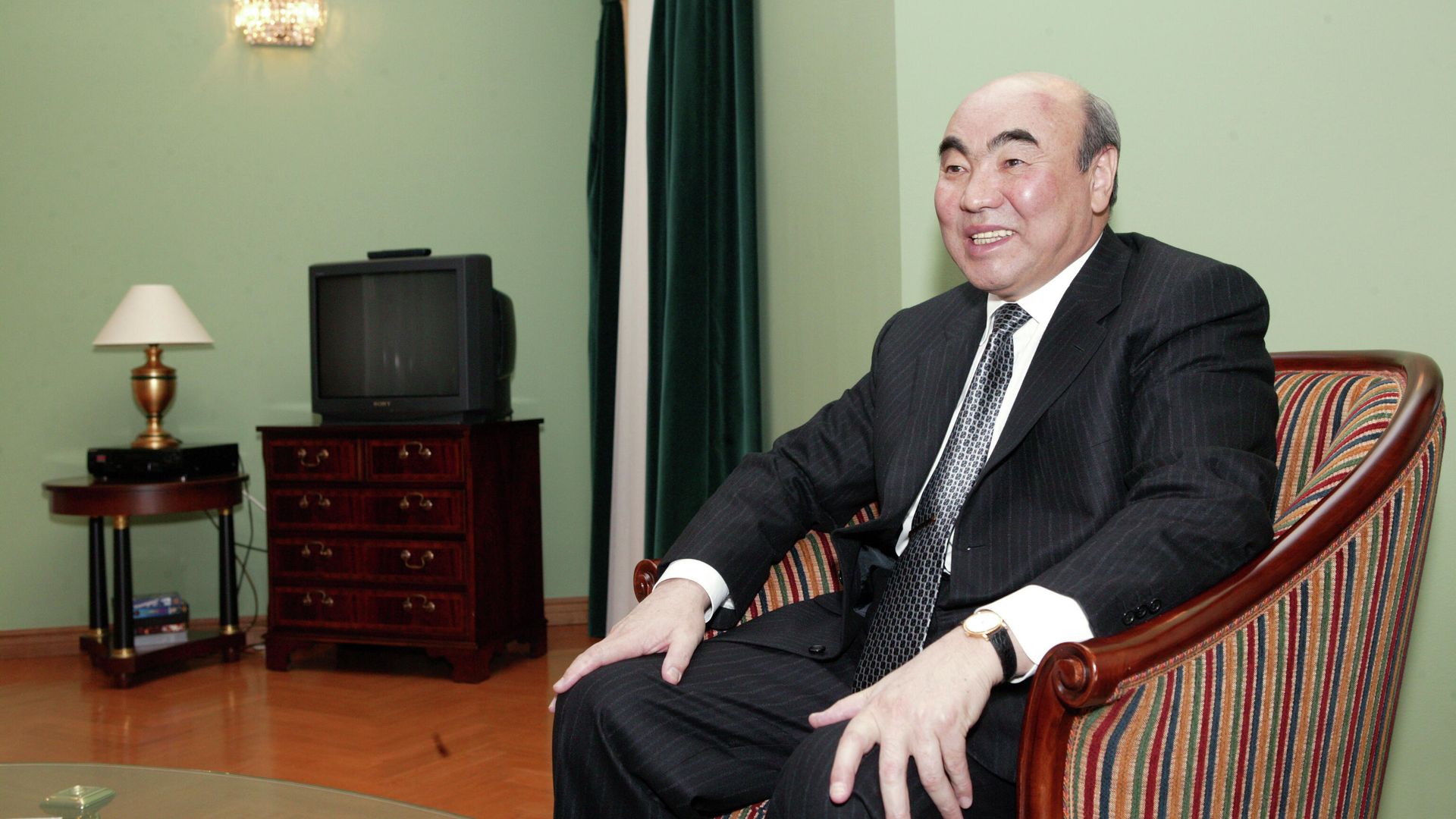 Президент Киргизии Аскар Акаев. 1 апреля 2005 Президент Киргизии Аскар Акаев. 1 апреля 2005 - РИА Новости, 1920, 02.08.2021