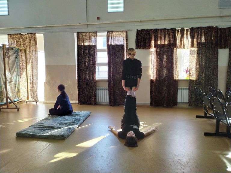 Осужденные девушки разминаются