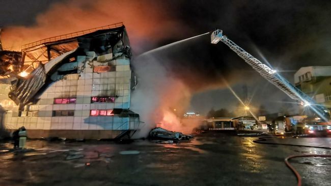 Крупный пожар в здании школы бокса в Химках Крупный пожар в здании школы бокса в Химках