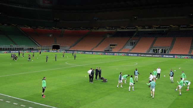 Soccer Football - Europa League - Round of 32 Second Leg - Inter Milan v Ludogorets - San Siro, Milan, Italy - February 27, 2020 Ludogorets players warm up before the match in an empty stadium after fans were not allowed in over coronavirus fears Emilio Andreoli/Pool via Reuters Soccer Football - Europa League - Round of 32 Second Leg - Inter Milan v Ludogorets - San Siro, Milan, Italy - February 27, 2020 Ludogorets players warm up before the match in an empty stadium after fans were not allowed in over coronavirus fears Emilio Andreoli/Pool via Reuters