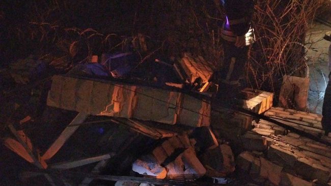 Обрушение кирпичной стены на заводе Мотор Січ в городе Запорожье, Украина Обрушение кирпичной стены на заводе Мотор Січ в городе Запорожье, Украина