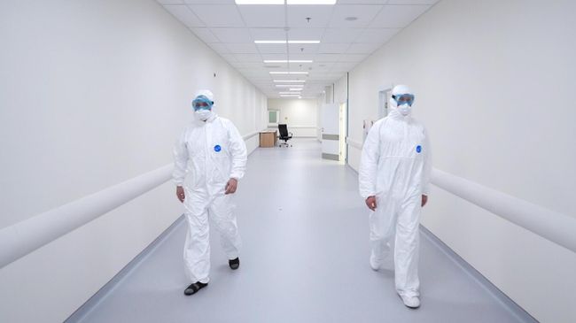 Сотрудники медицинского стационара на территории больничного комплекса в Коммунарке Сотрудники медицинского стационара на территории больничного комплекса в Коммунарке