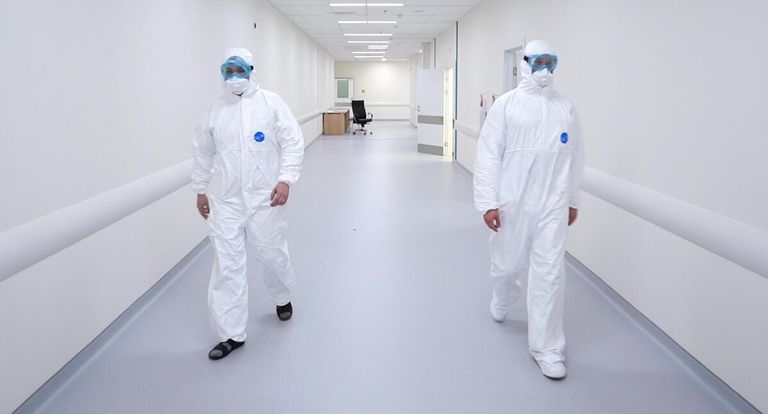Сотрудники медицинского стационара на территории больничного комплекса в Коммунарке Сотрудники медицинского стационара на территории больничного комплекса в Коммунарке