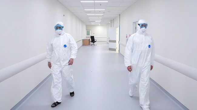 Сотрудники медицинского стационара на территории больничного комплекса в Коммунарке Сотрудники медицинского стационара на территории больничного комплекса в Коммунарке