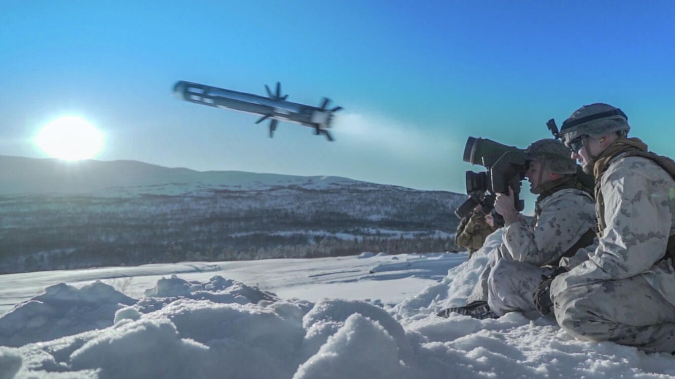 Американский военнослужащий производит выстрел из противотанкового ракетного комплекса (ПТРК) Javelin во время учений Cold Response 2020 в Норвегии Американский военнослужащий производит выстрел из противотанкового ракетного комплекса (ПТРК) Javelin во время учений Cold Response 2020 в Норвегии - РИА Новости, 1920, 25.03.2021