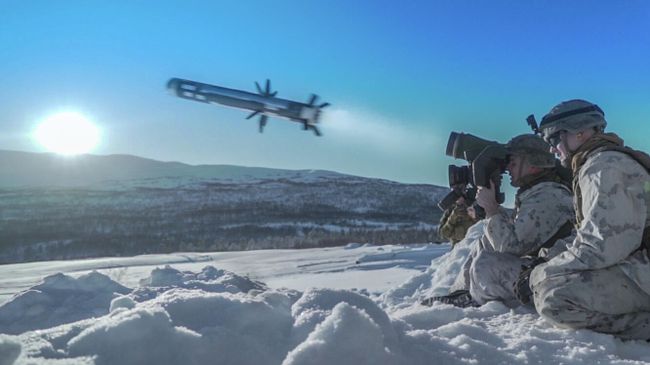 Американский военнослужащий производит выстрел из противотанкового ракетного комплекса (ПТРК) Javelin во время учений Cold Response 2020 в Норвегии Американский военнослужащий производит выстрел из противотанкового ракетного комплекса (ПТРК) Javelin во время учений Cold Response 2020 в Норвегии