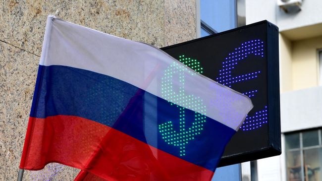 Знаки евро и доллара на табло курса валют в Москве Знаки евро и доллара на табло курса валют в Москве