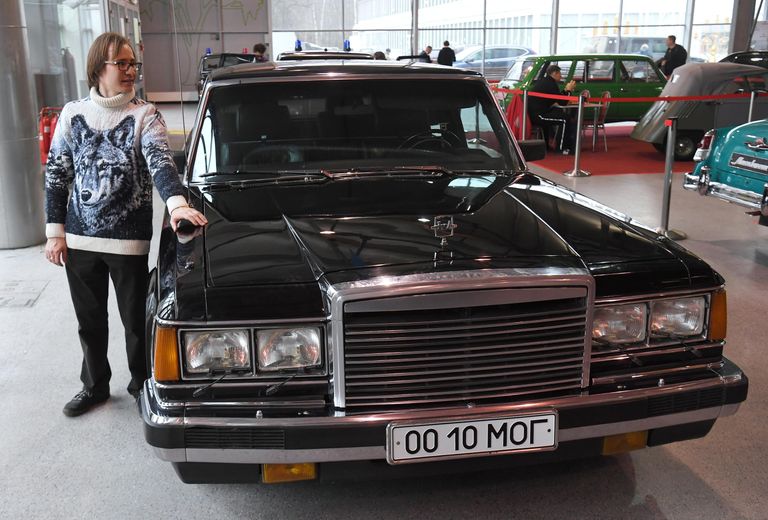 Мужчина возле лимузина ЗИЛ-41047 на открытии 29-й выставки старинных автомобилей и антиквариата Олдтаймер-Галерея 2020 Мужчина возле лимузина ЗИЛ-41047 на открытии 29-й выставки старинных автомобилей и антиквариата Олдтаймер-Галерея 2020