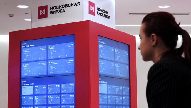 Монитор с интерактивными онлайн графиками в здании Московской биржи