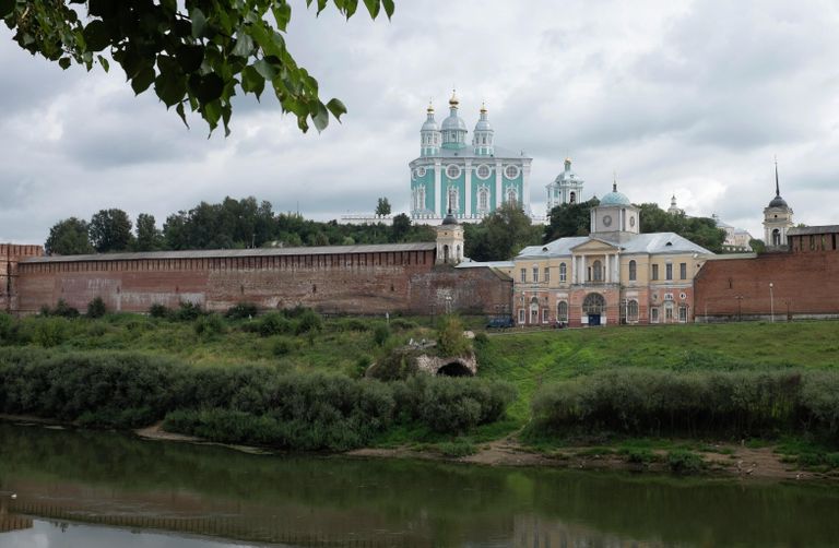 Вид на Соборную гору и крепостную стену Смоленска