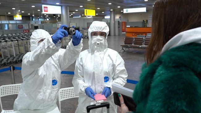 Медицинские работники проводят осмотр пассажиров в аэропорту Шереметьево