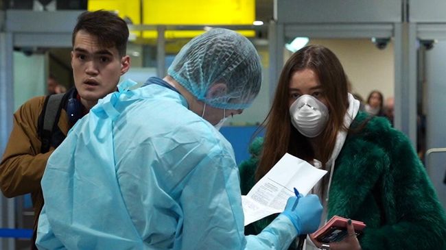 Медицинский работник проводит осмотр пассажиров в аэропорту Шереметьево Медицинский работник проводит осмотр пассажиров в аэропорту Шереметьево