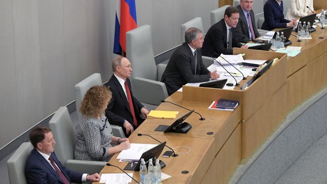 Владимир Путин на пленарном заседании Государственной Думы РФ. Владимир Путин на пленарном заседании Государственной Думы РФ.
