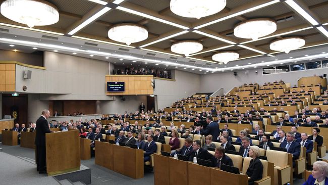 Президент России Владимир Путин выступает на пленарном заседании Государственной думы