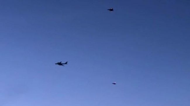Кадры сопровождения американскими истребителями двух российских Ту-142 Кадры сопровождения американскими истребителями двух российских Ту-142