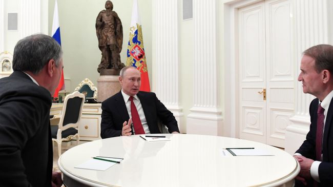 Президент РФ Владимир Путин, председатель Госдумы РФ Вячеслав Володин и глава политсовета украинской партии Оппозиционная платформа - За жизнь Виктор Медведчук во время встречи Президент РФ Владимир Путин, председатель Госдумы РФ Вячеслав Володин и глава политсовета украинской партии Оппозиционная платформа - За жизнь Виктор Медведчук во время встречи