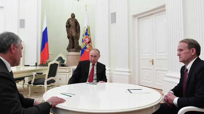 Президент РФ Владимир Путин, председатель Госдумы РФ Вячеслав Володин и глава политсовета украинской партии Оппозиционная платформа - За жизнь Виктор Медведчук во время встречи Президент РФ Владимир Путин, председатель Госдумы РФ Вячеслав Володин и глава политсовета украинской партии Оппозиционная платформа - За жизнь Виктор Медведчук во время встречи