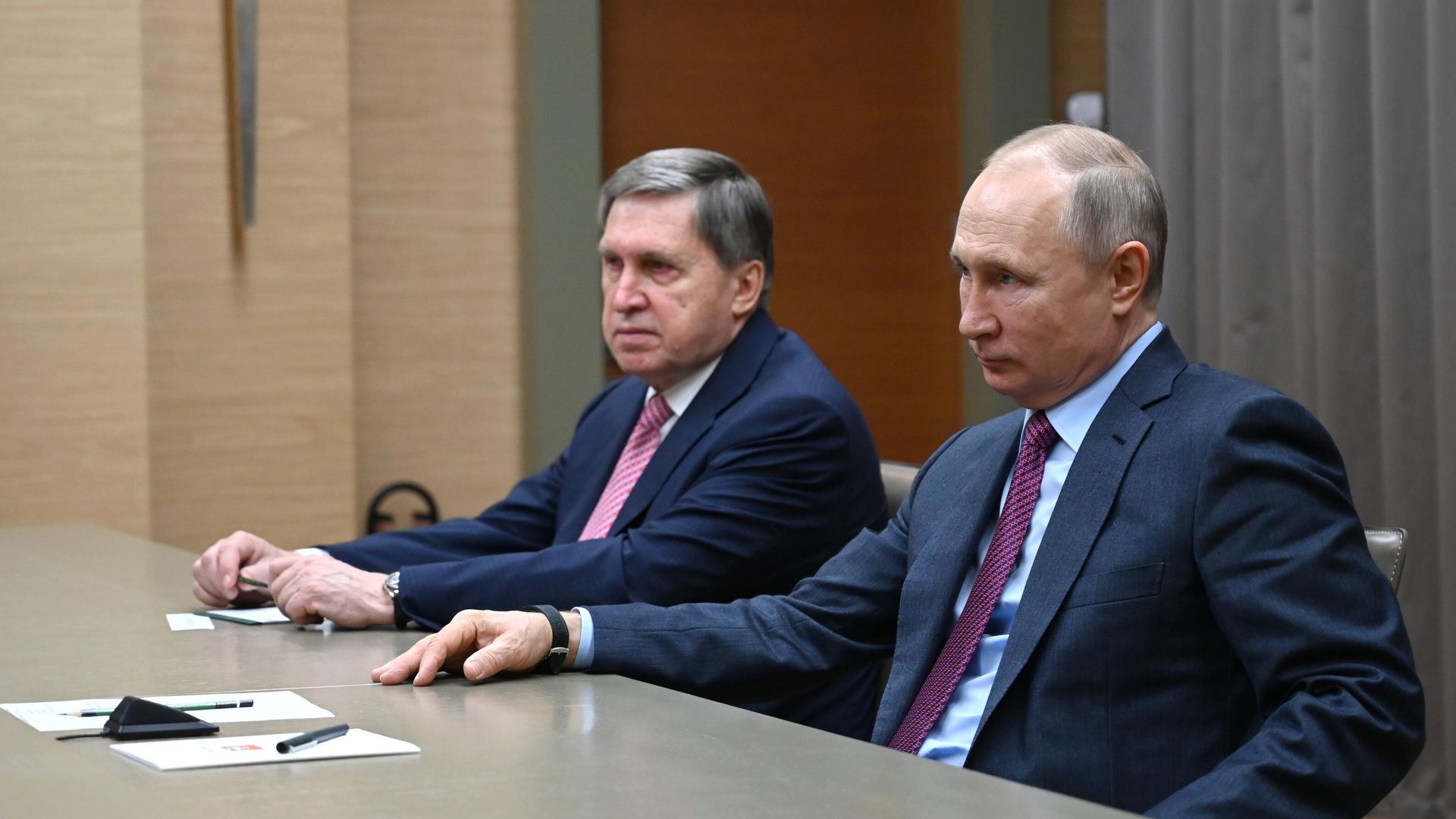 Президент РФ Владимир Путин и помощник президента РФ Юрий Ушаков во время встречи с генеральным секретарем ОДКБ Станиславом Засем - РИА Новости, 1920, 03.12.2021