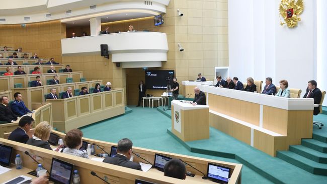 Сенаторы на заседании Совета Федерации РФ