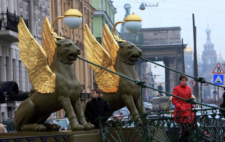 С крыльев недавно отреставрированных грифонов у Банковского моста хулиганы соскоблили всю позолоту на Банковском мосту в Санкт-Петербурге С крыльев недавно отреставрированных грифонов у Банковского моста хулиганы соскоблили всю позолоту на Банковском мосту в Санкт-Петербурге