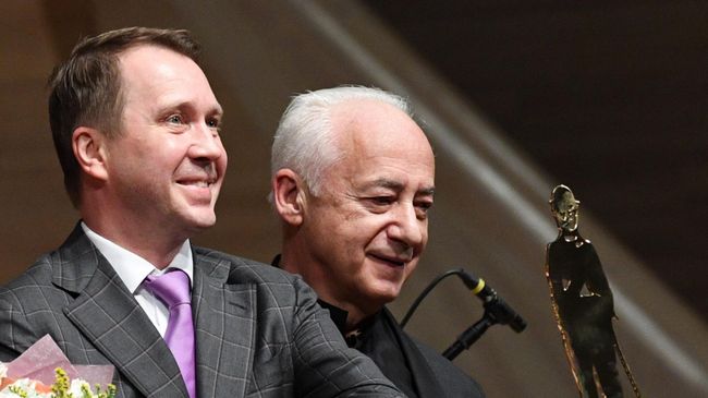 Художественный руководитель Театра Наций, актер Евгений Миронов, ставший лауреатом премии за выдающийся вклад в киноискусство, и художественный руководитель, главный дирижер Национального филармонического оркестра России и Государственного камерного оркестра Виртуозы Москвы Владимир Спиваков (справа) на церемонии вручения премии Чарли Чаплина за вклад в киноиндустрию в Московском международном Доме музыки (ММДМ). Художественный руководитель Театра Наций, актер Евгений Миронов, ставший лауреатом премии за выдающийся вклад в киноискусство, и художественный руководитель, главный дирижер Национального филармонического оркестра России и Государственного камерного оркестра Виртуозы Москвы Владимир Спиваков (справа) на церемонии вручения премии Чарли Чаплина за вклад в киноиндустрию в Московском международном Доме музыки (ММДМ).