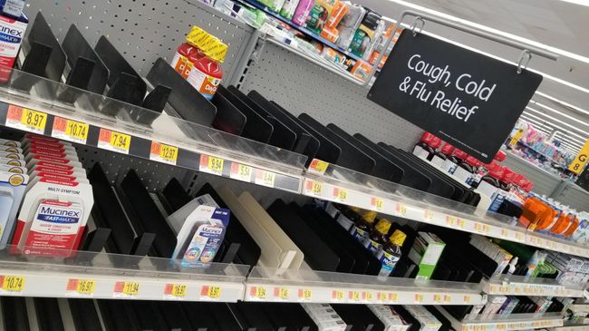 Пустые полки в супермаркете Walmart, где раньше были антисептики, средства от простуды и другие товары Пустые полки в супермаркете Walmart, где раньше были антисептики, средства от простуды и другие товары
