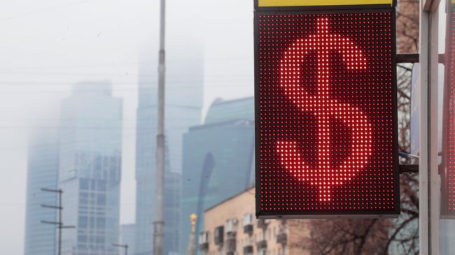 Табло с символом доллара на обменном пункте в Москве Табло с символом доллара на обменном пункте в Москве